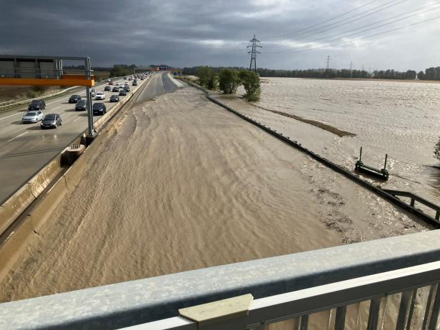 Autobahn überflutet: Totalsperre der A2 bei Traiskirchen