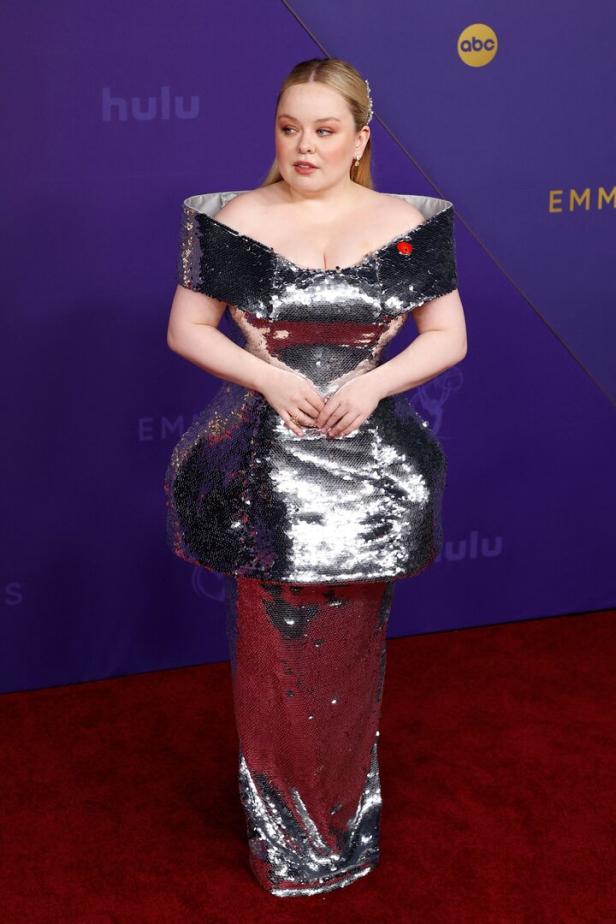 Nicola Coughlan in einem silbernen Paillettenkleid auf dem roten Teppich.