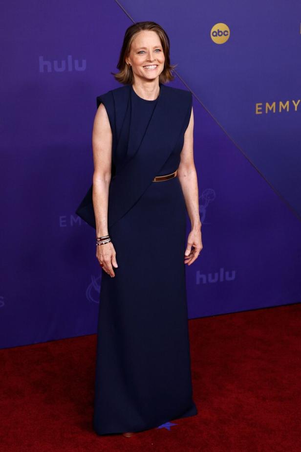 Jodie Foster auf dem roten Teppich in einem marineblauen Kleid.