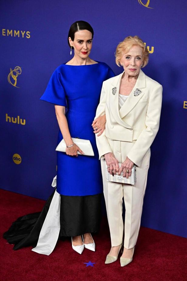 Sarah Paulson und Holland Taylor bei einer Preisverleihung.