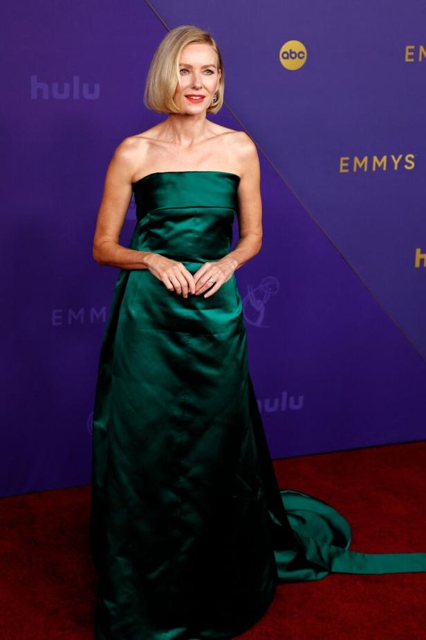 Naomi Watts in einem smaragdgrünen Kleid auf dem roten Teppich der Emmys.