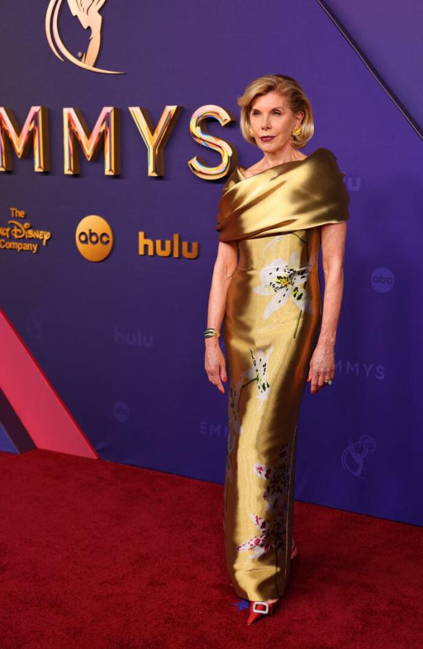 Christine Baranski in einem goldenen Kleid auf dem roten Teppich der Emmys.