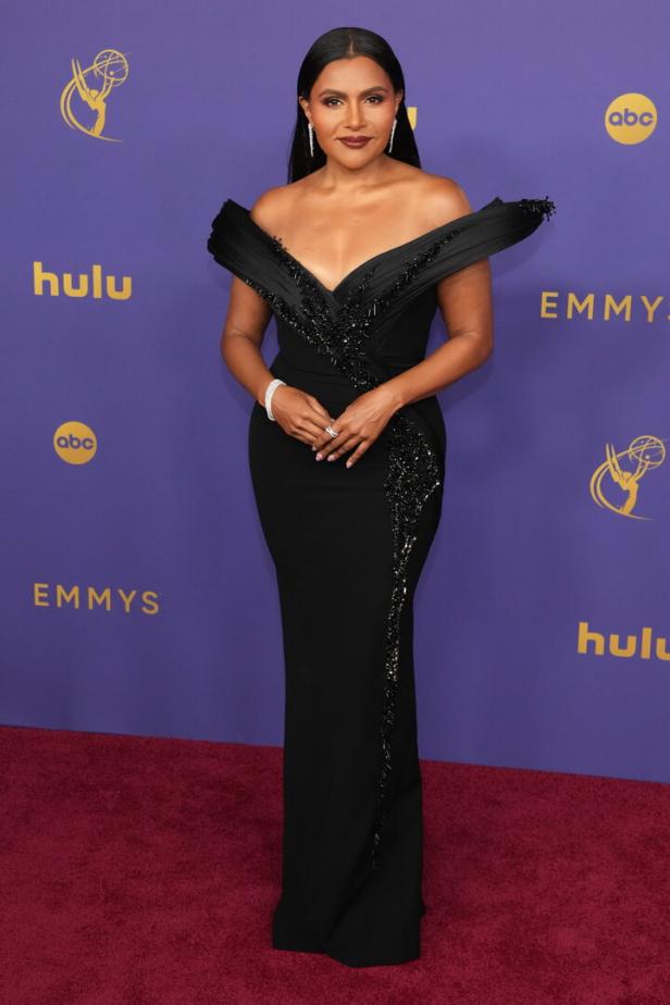 Mindy Kaling in einem schwarzen Kleid auf dem roten Teppich der Emmys.