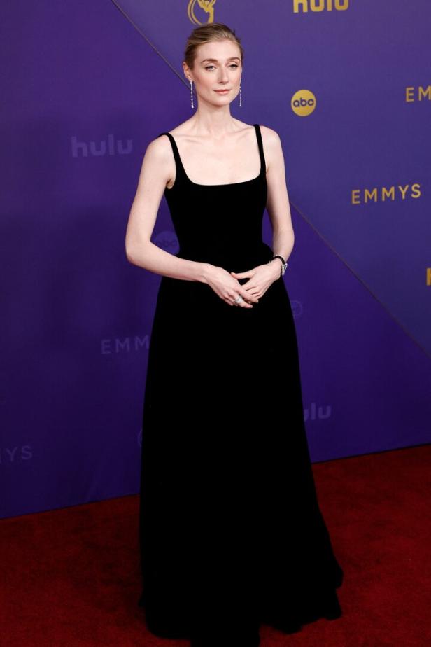 Elizabeth Debicki in einem schwarzen Kleid auf dem roten Teppich.