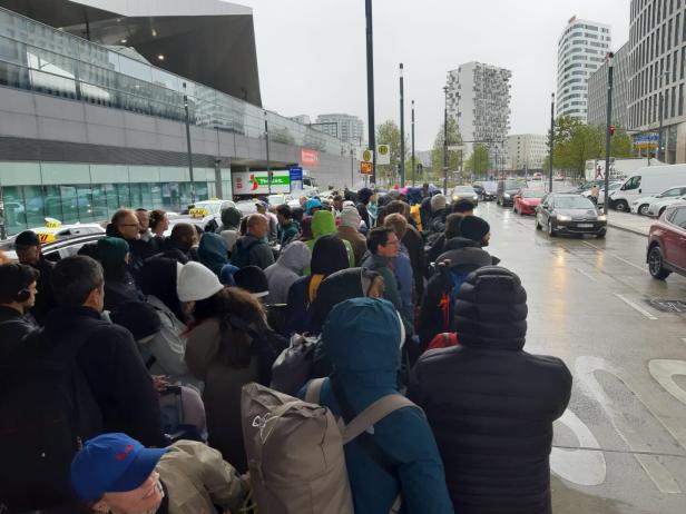 Raus aus der Stadt: Turbulente Szenen am Wiener Hauptbahnhof