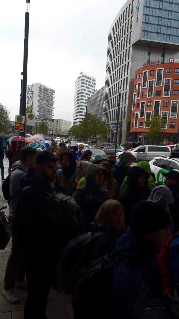 Raus aus der Stadt: Turbulente Szenen am Wiener Hauptbahnhof