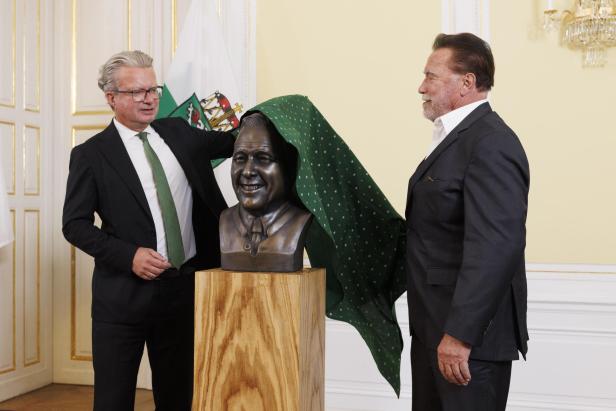 ARNOLD SCHWARZENEGGER UND LH CHRISTOPHER DREXLER PRÄSENTIEREN BÜSTE DES ALT-LH JOSEF KRAINER: DREXLER (ÖVP) / SCHWARZENEGGER