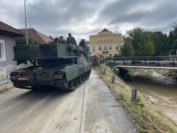 Mit Panzer, Hubschrauber und Pumpen gegen die Wassermassen