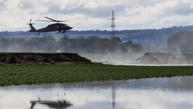 Mit Panzer, Hubschrauber und Pumpen gegen die Wassermassen