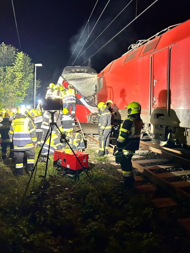 Zugunglück am Ossiacher See: Lokführer schwer verletzt eingeklemmt