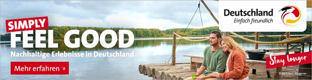 Ein Paar sitzt auf einem Floß auf einem See in Deutschland.