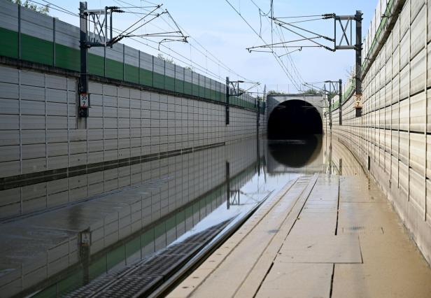 Nach Hochwasser: Westbahnstrecke in NÖ schwer in Mitleidenschaft gezogen