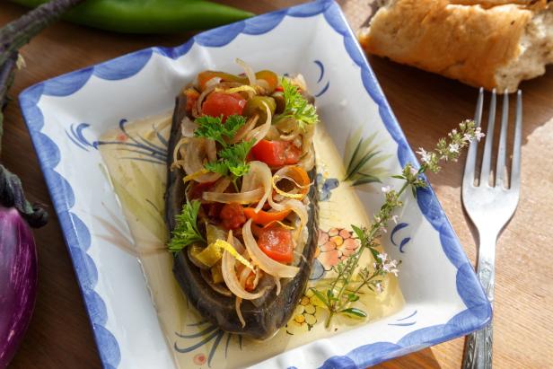 Gefüllte Aubergine, auch bekannt als Imam Bayildi, auf einem Teller angerichtet.