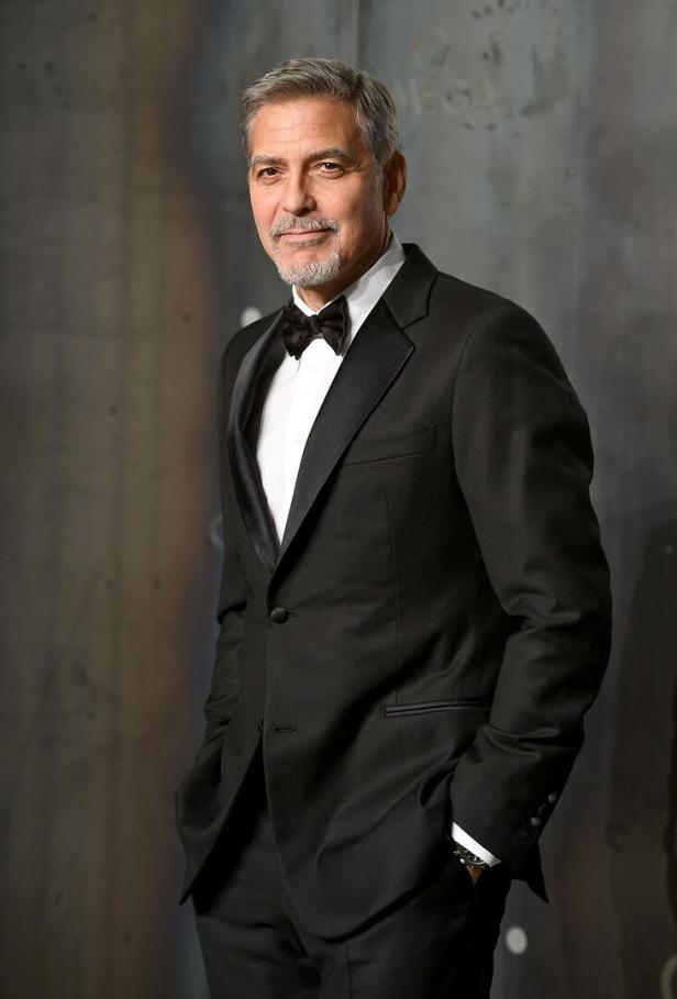George Clooney in einem schwarzen Smoking.