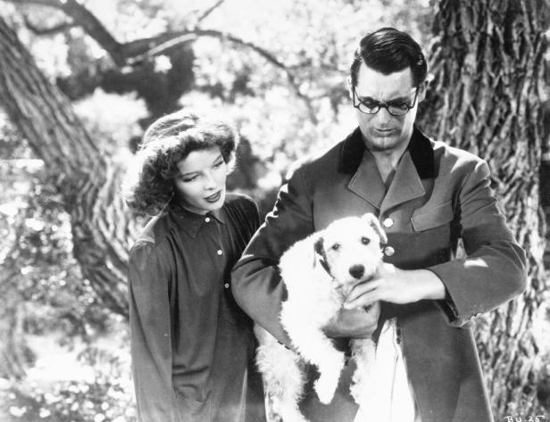 Cary Grant und Katharine Hepburn mit einem Hund in einer Filmszene.