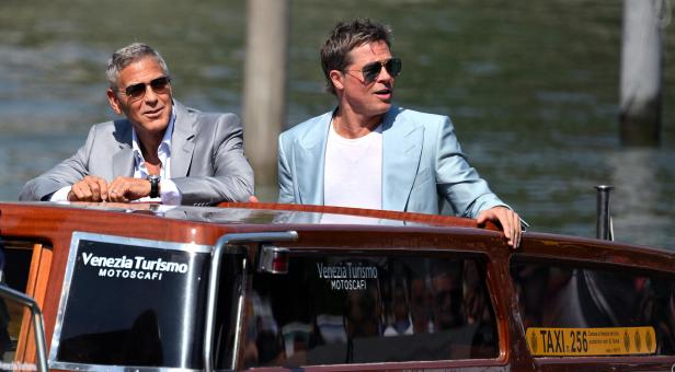 George Clooney und Brad Pitt fahren mit einem Wassertaxi in Venedig.