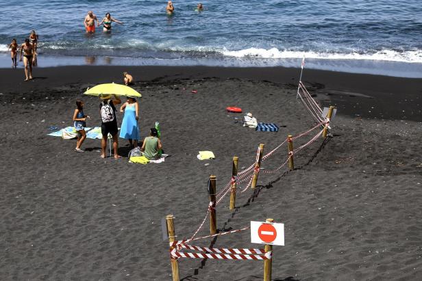 Strand in Puerto Naos wird wieder geöffnet mit gesperrtem Strandabschnitt, einzelne Touristen 