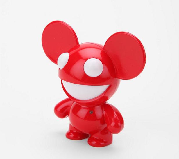 Eine rote Spielzeugfigur im Stil von Deadmau5 mit einem breiten Grinsen.