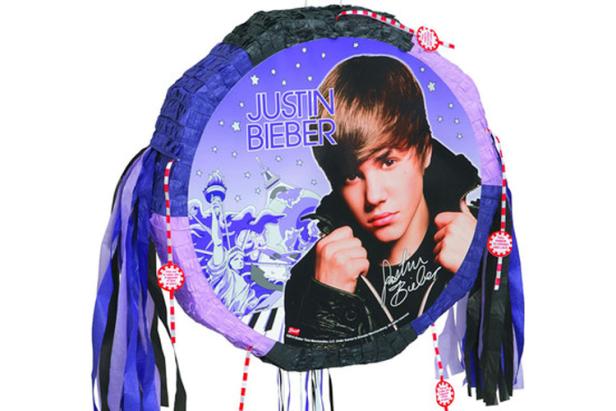 Eine Piñata mit einem Bild von Justin Bieber vor einer Skyline von New York.