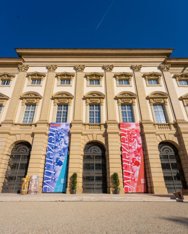Das Schloss Esterházy in Eisenstadt mit „Freizeit.live“-Bannern an der Fassade.