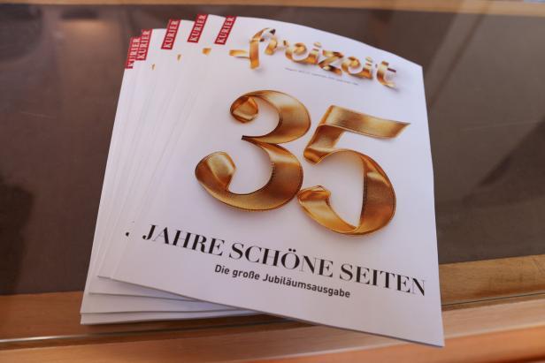 Ein Stapel „Kurier Freizeit“-Magazine zum 35-jährigen Jubiläum.