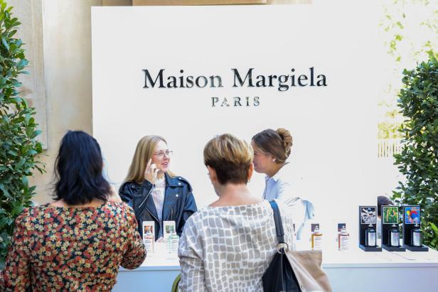 Kundinnen an einem Stand von Maison Margiela Paris.