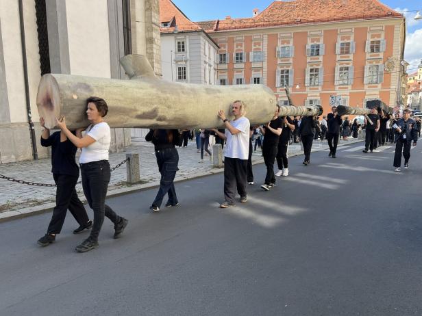 „Horror Patriae“ in Graz: Braune Uniform, blau übermalt