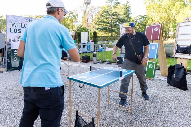 Zwei Männer spielen im Freien Tischtennis.