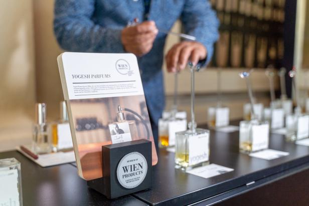 Ein Mann testet Parfums der Marke Yogesh Parfums an einem Stand.
