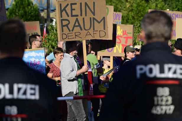 "Wir schieben sie alle ab": AfD spielte aggressives Lied auf Wahlparty