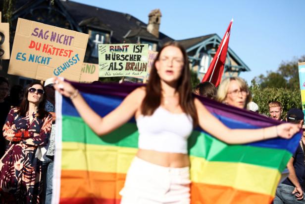 "Wir schieben sie alle ab": AfD spielte aggressives Lied auf Wahlparty