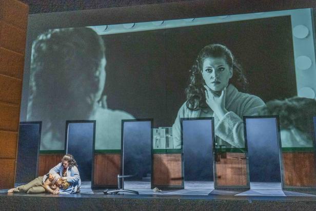 "Tosca“ in Klagenfurt: Szenisch unschönes Theater im Theater - musikalisch mitreißend