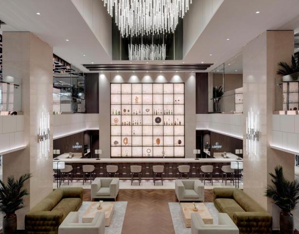 Die Lobby eines Hotels mit Bar, Sitzgelegenheiten und dekorativer Beleuchtung.