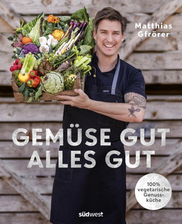 Matthias Gfrörer präsentiert ein Kochbuch mit dem Titel „Gemüse gut, alles gut“.