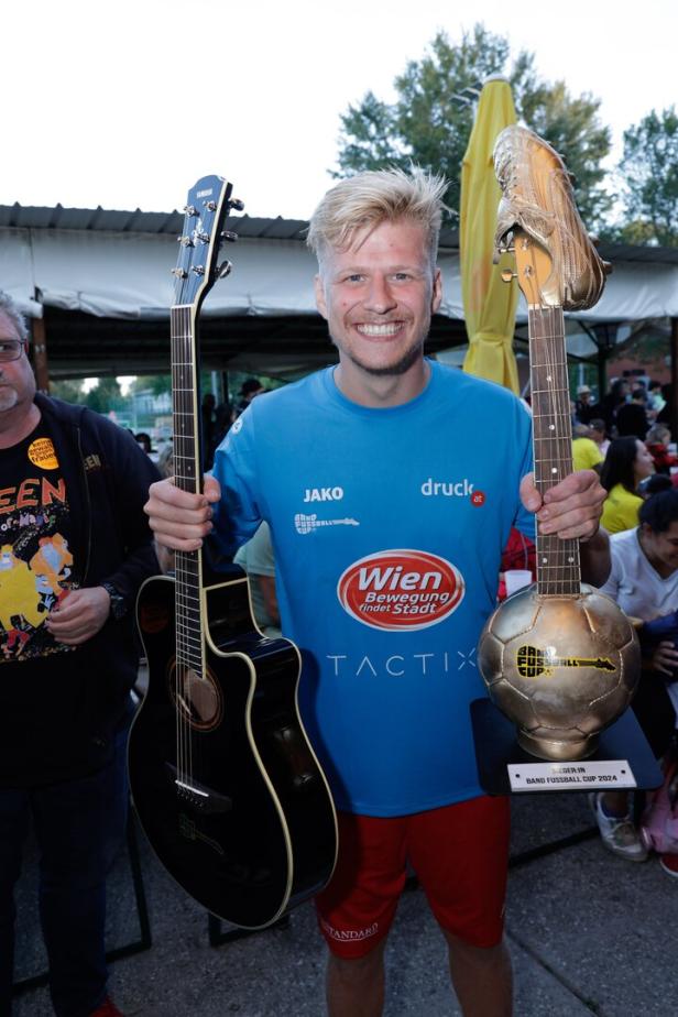 Dieser Musiker holte sich den Pokal beim Band Fußball Cup