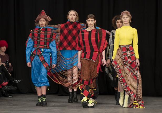 Models präsentieren farbenfrohe Mode mit Karomustern auf einem Laufsteg.