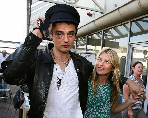 Pete Doherty mit Lederjacke und Militärmütze, Kate Moss daneben im Blumenkleid.