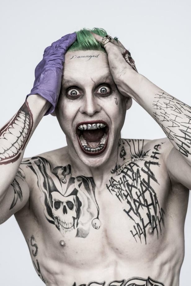 Jared Letos Joker sieht aus wie ein Gangsta-Rapper: Viele Tattoos und ein Grill im Mund.