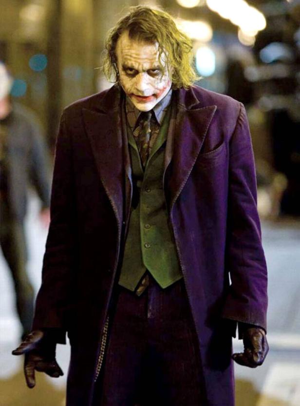 Heath Ledger als schmuddeliger Anarchist: Die Haare sind fettig, seine aufgemalte Maske ist verschmiert.