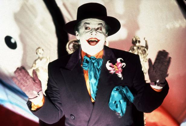 Der Joker in Tim Burtons Batman sieht aus wie ein Mafioso der 1930er. Hut, großes Sakko. Dazu hat er Blumen in der Tasche stecken. Sein Gesicht ist ganz weiß, sein Mund zu einem Lächeln verzogen.