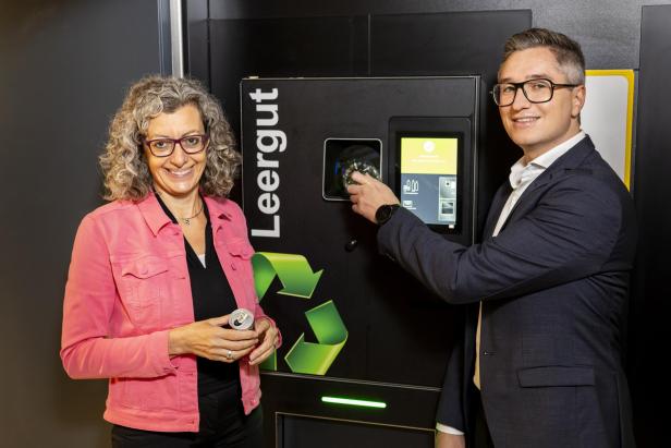 Monika Fiala und Simon Parth, die beiden Co-Geschäftsführer von EWP Recycling Pfand mit einem Rücknahmeautomaten