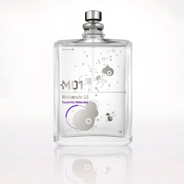 Eine Flasche „Molecule 01“ von Escentric Molecules steht auf einer glänzenden Oberfläche.