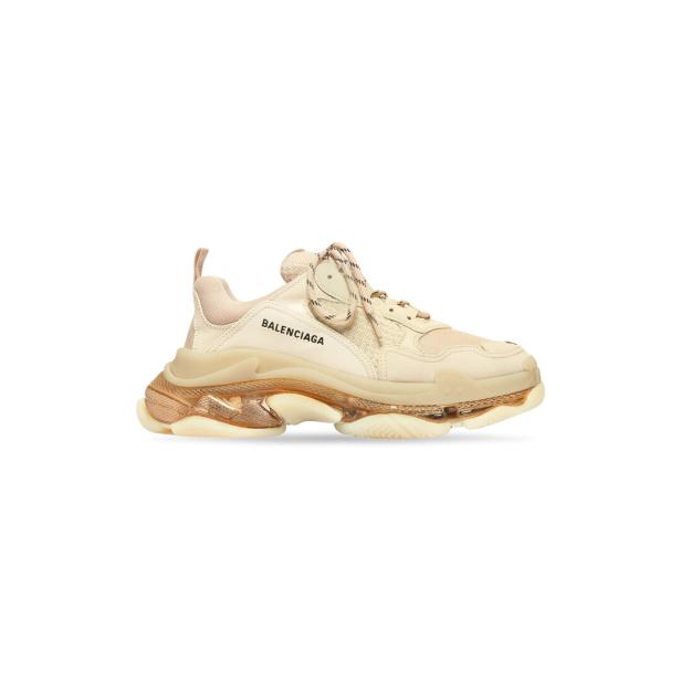 Ein beiger Balenciaga „Triple S“ Sneaker mit klobiger Sohle.