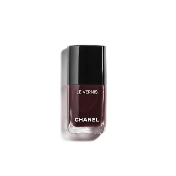 Eine Flasche „Le Vernis“ Nagellack von Chanel in einem dunklen Rotton.