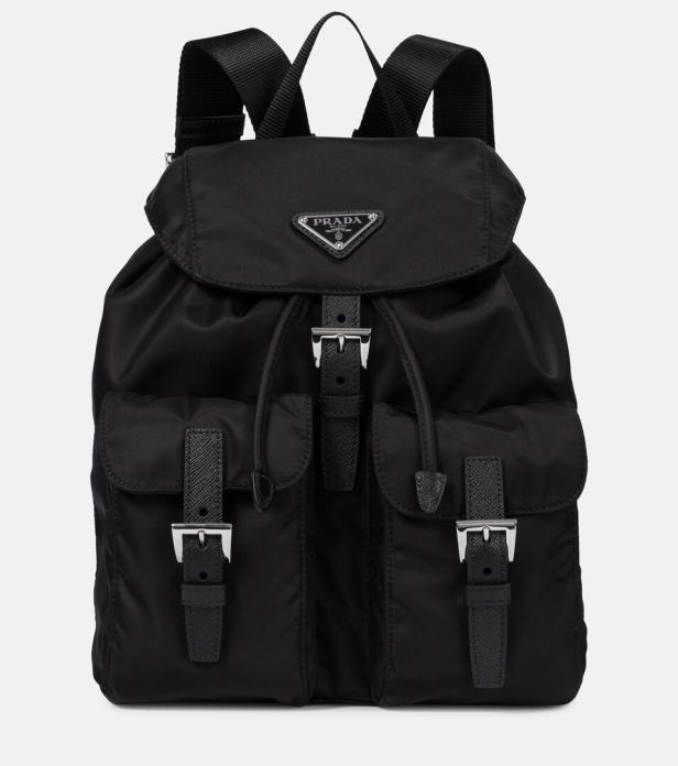 Ein schwarzer Prada-Rucksack mit silbernen Schnallen und dem Prada-Logo.