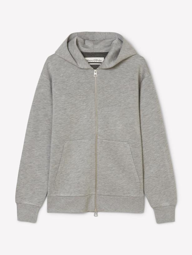 Ein grauer Kapuzenpullover von Marc O’Polo mit Reißverschluss und Taschen.