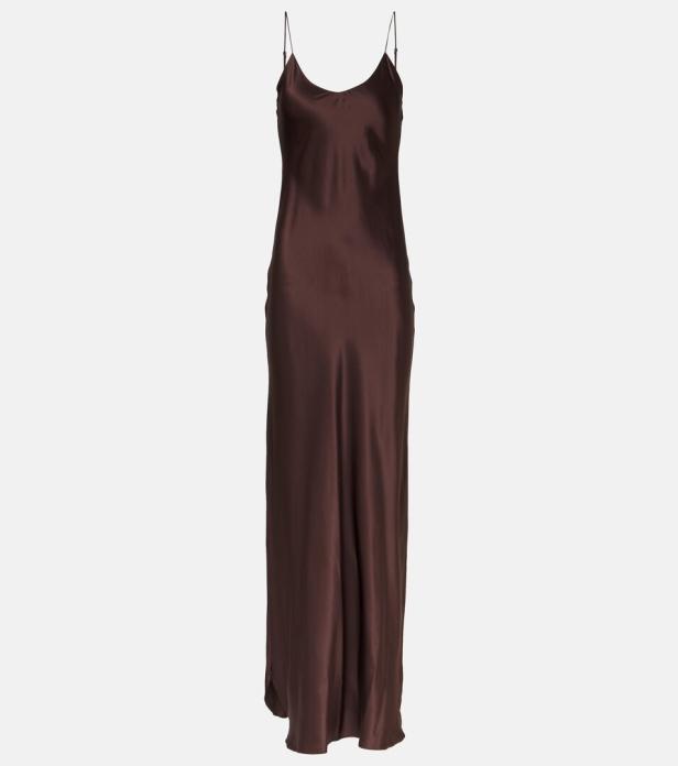 Ein langes, braunes Seidenkleid mit Spaghettiträgern.