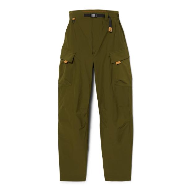 Eine olivgrüne Cargohose mit schwarzem Gürtel liegt auf einem weißen Hintergrund.