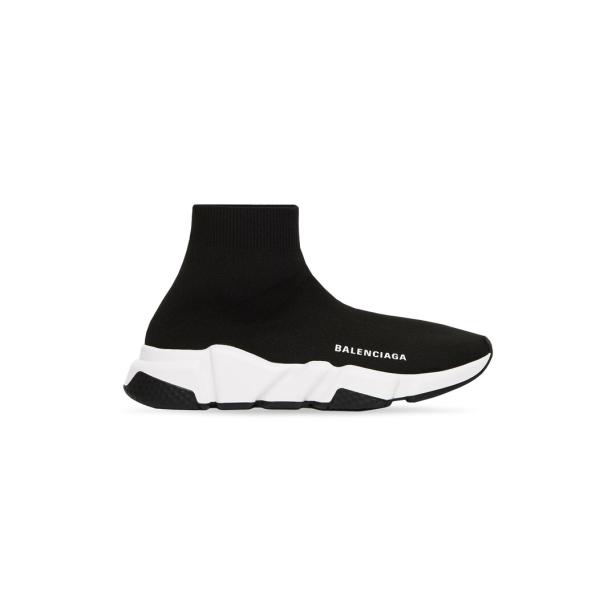 Ein schwarzer Balenciaga Speed Sneaker mit weißer Sohle.