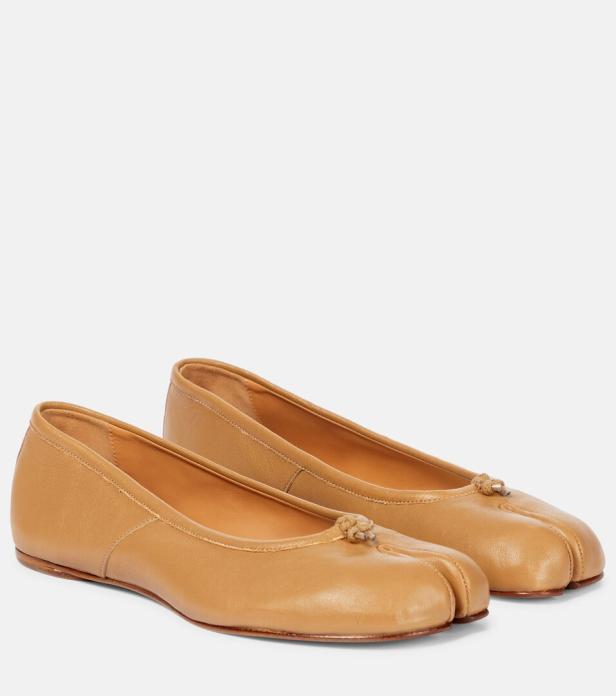 Zwei hellbraune Ballerinas mit geteilter Zehenpartie stehen auf einem weißen Hintergrund.